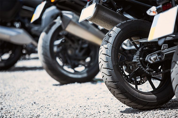Foto em zoom de pneus em Mercado de motos