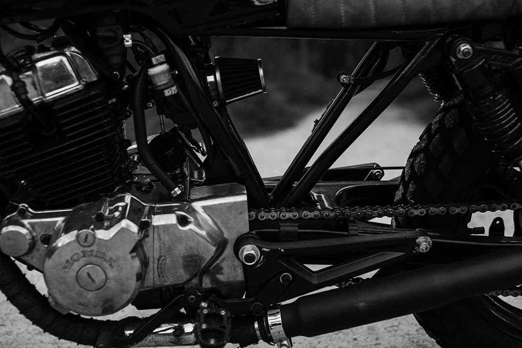 detalhe de moto em preto e branco