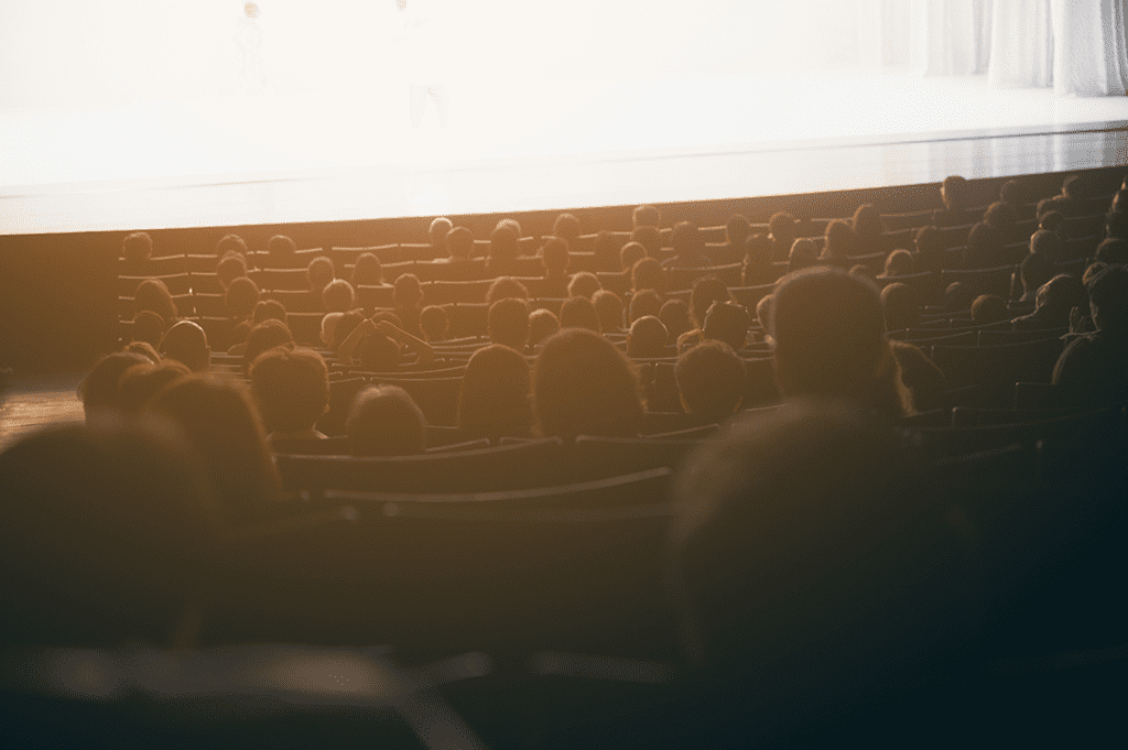 pessoas assistindo filme no cinema