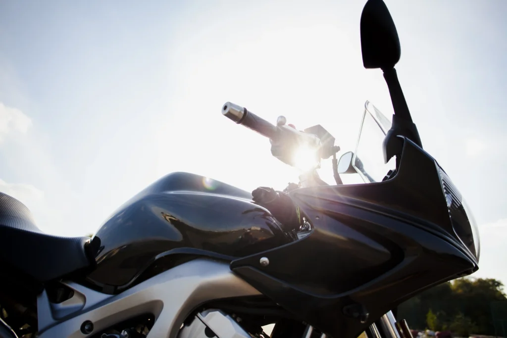Motocicleta estacionada em ângulo com sol