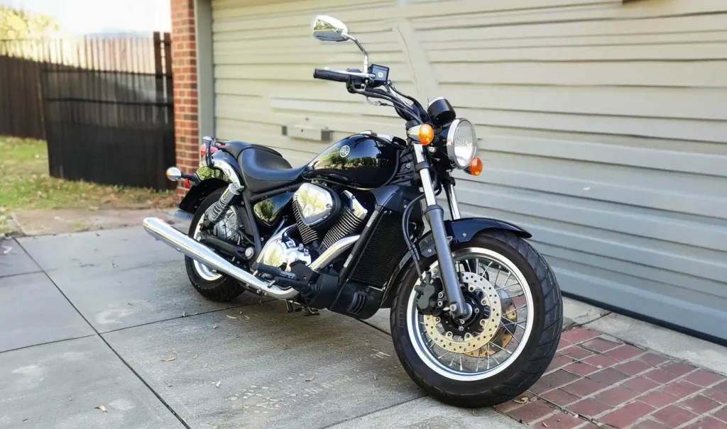 moto antiga Yamaha com placa preta