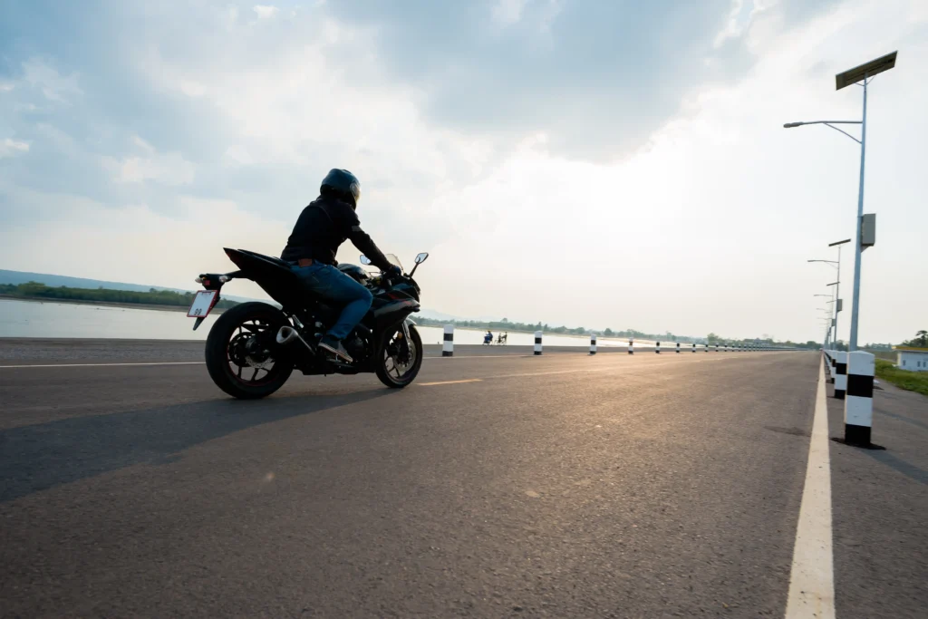 motociclista pilotando sua moto em uma rua sem transito