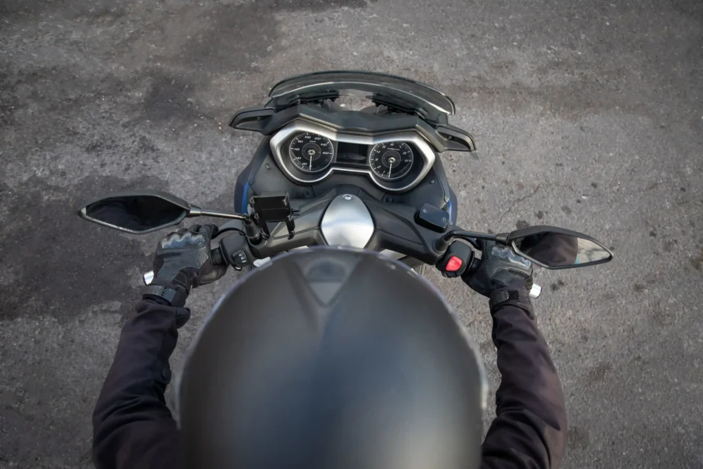 Painel de motocicleta visto de cima